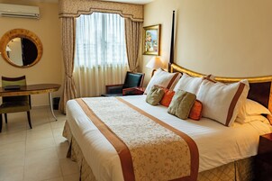 Deluxe Single Room, 1 King Bed | Premium bedding, in-room safe, desk, laptop workspace
