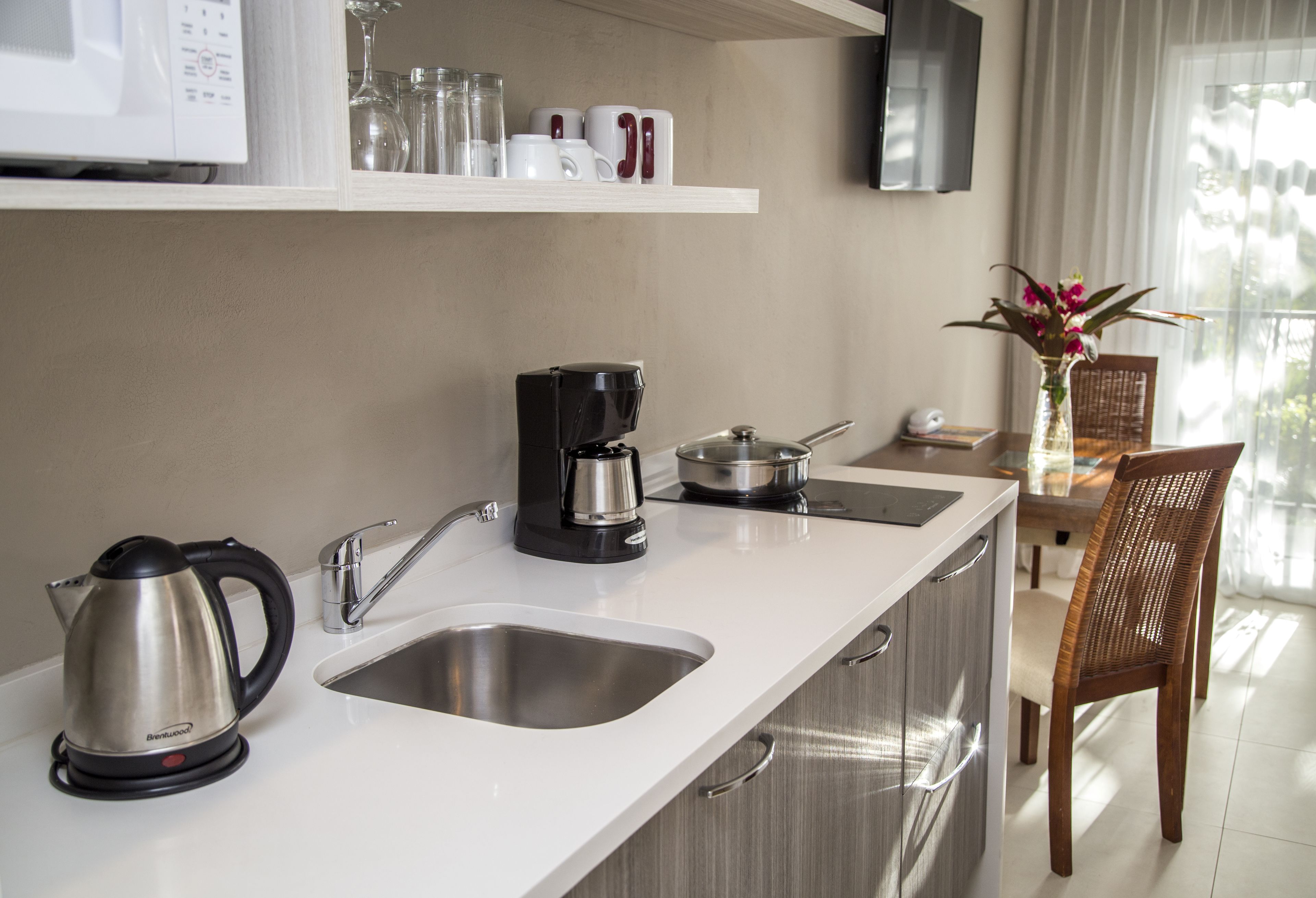 suite, 1 bedroom, garden view | private kitchen | coffee/tea maker