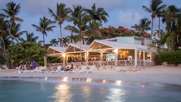 Déjeuner et dîner servis sur place, vue sur la plage 