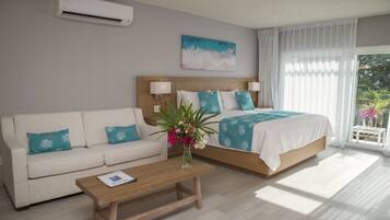 Suite estudio junior, 1 cama de matrimonio grande con sofá cama, vistas al jardín | 1 dormitorio, caja fuerte, escritorio