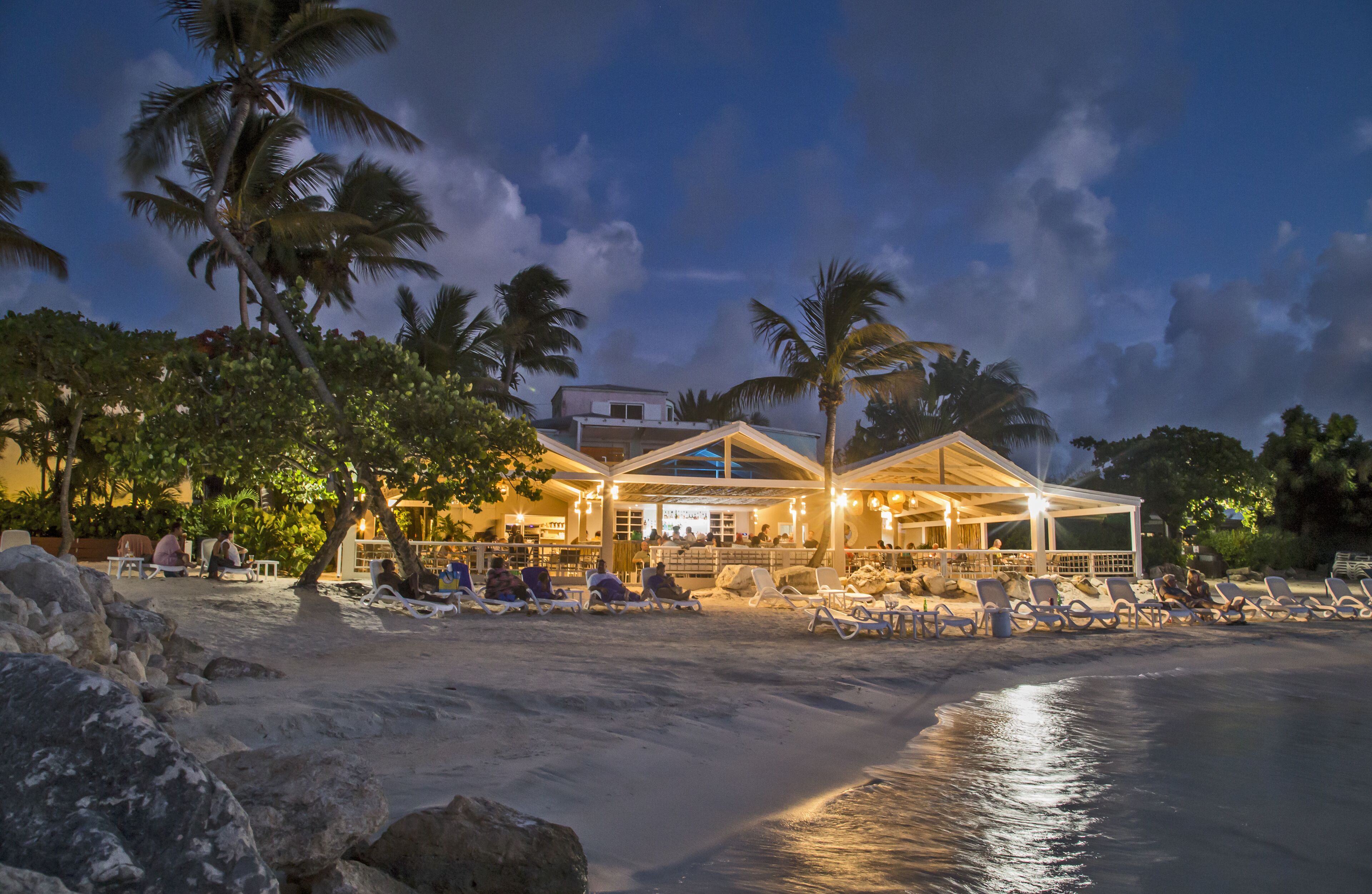 Déjeuner et dîner servis sur place, vue sur la plage 