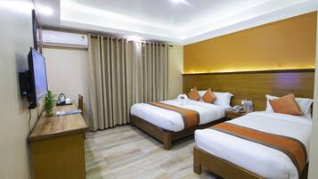 Edredons de pluma, escrivaninha, quartos à prova de som