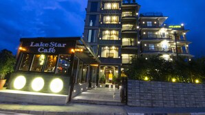 Et hotel med flere etager og en café ved navn "Lake Star Cafe" i stueetagen.