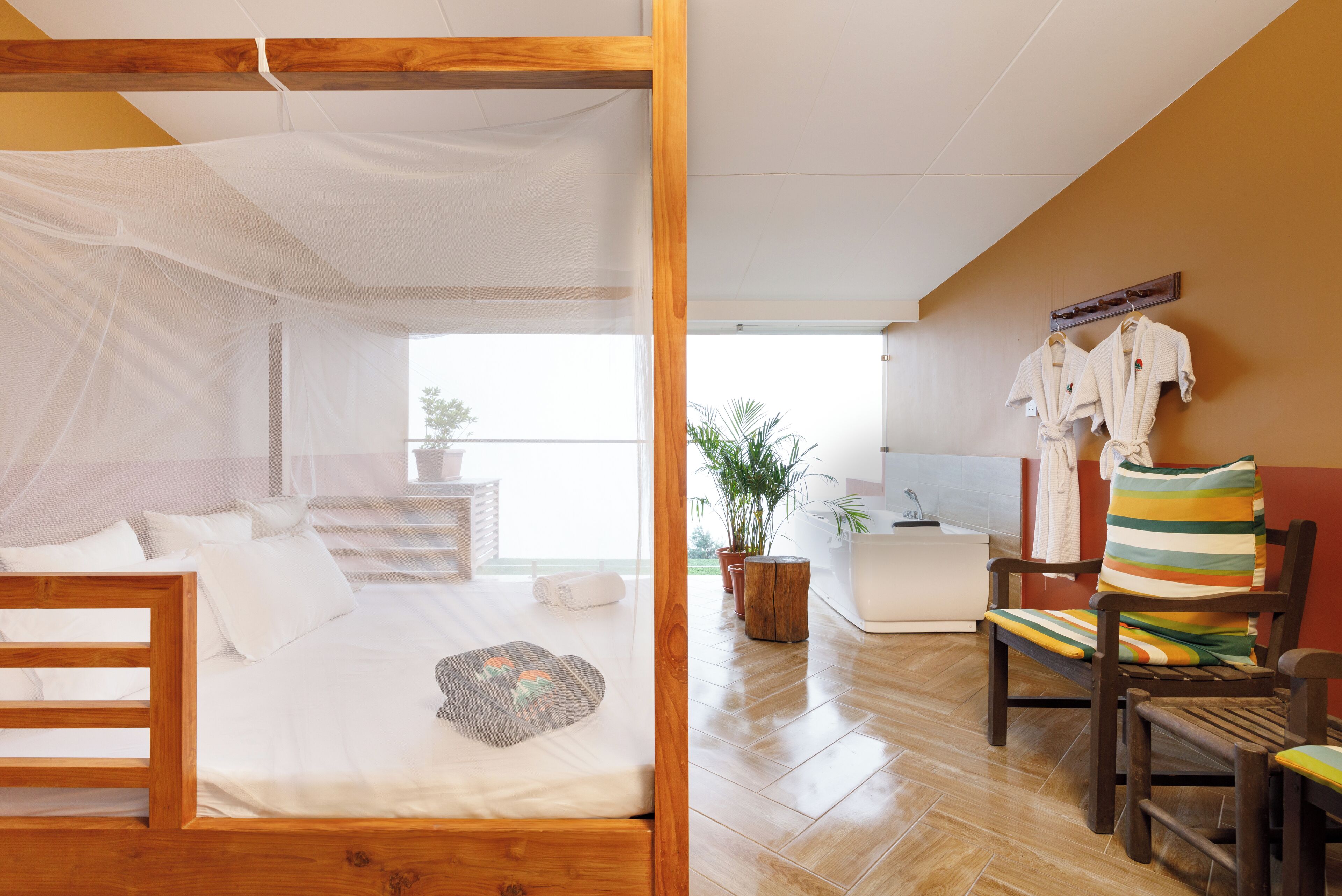 Junior Suite Heritage Wing - 10% discount on Spa & 10% discount on Airport transfers one-way | Tallelokero huoneessa, työpöytä