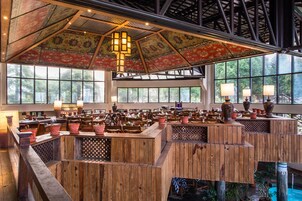 供应早餐、午餐和晚餐，泳池景观