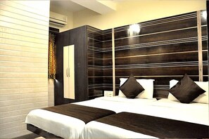 Cofres nos quartos, cortinas blackout, Wi-Fi de cortesia