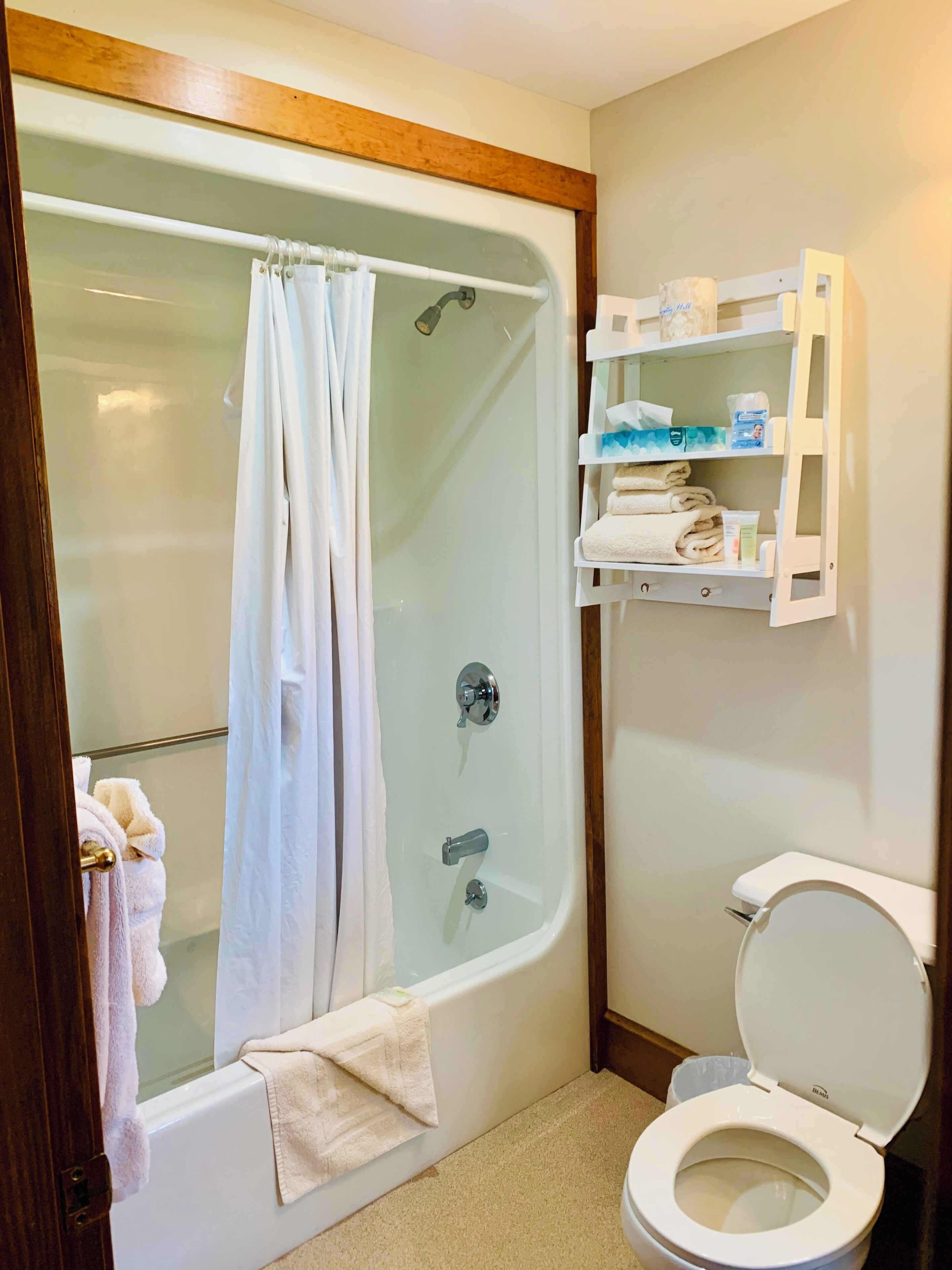 Habitación superior, 1 cama King size, planta baja | Baño | Tina con regadera, amenidades de baño gratuitas, secadora de cabello 