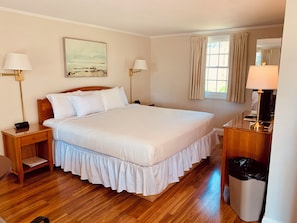 Chambre Standard, 1 trĂšs grand lit | Fer et planche Ă repasser, Wi-Fi gratuit, draps fournis