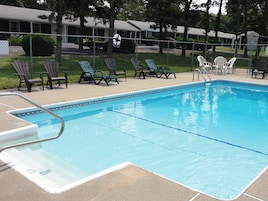 Una piscina al aire libre de temporada