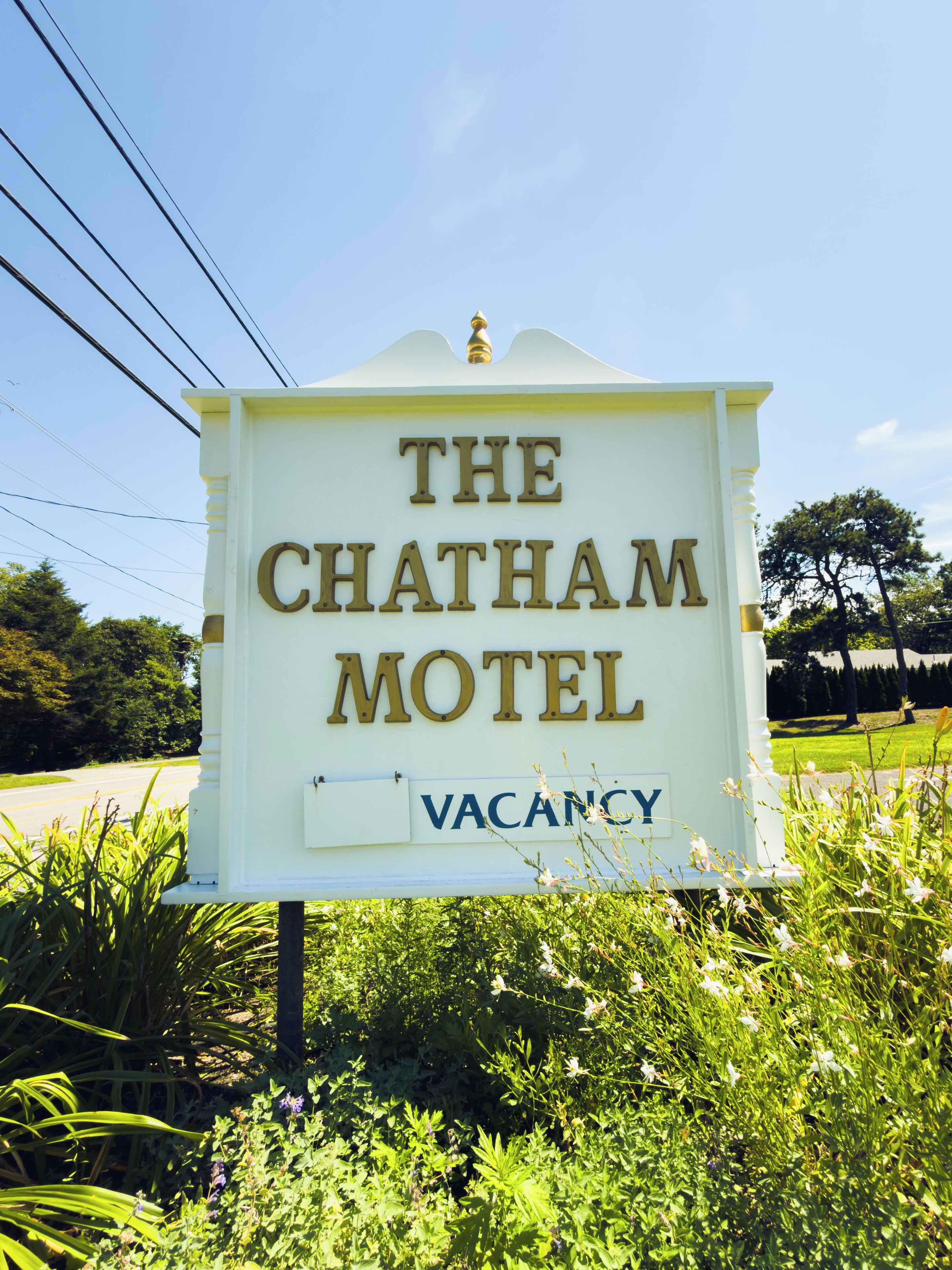 Une enseigne indiquant « The Chatham Motel » avec une annonce signalant qu’il y a des chambres disponibles.