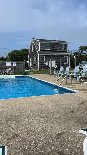 Seasonal outdoor pool - The Chatham Motel (Chatham)