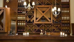 Una bodega con estantes de madera y una vitrina central en forma de cruz.