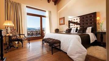 Suite ejecutiva | Ropa de cama de alta calidad, minibar, caja fuerte