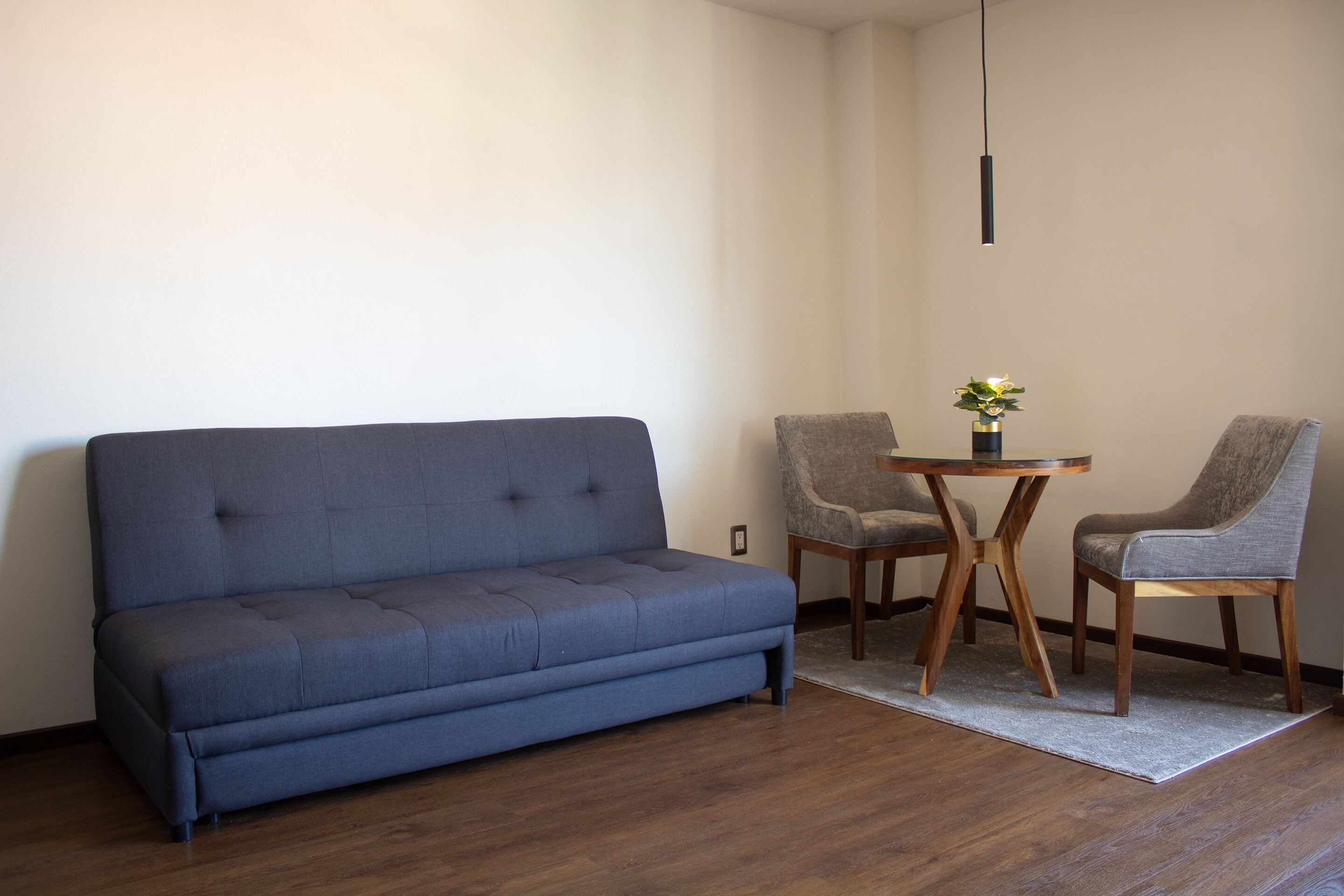 Suite estudio junior, vista a la ciudad | Área de sala de estar | Televisión de pantalla plana de 50 pulgadas con canales por cable 