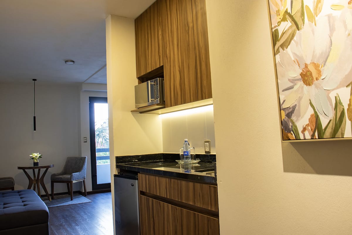 Suite monolocale Junior, vista città | 2 camere, una cassaforte in camera, ferro/asse da stiro, Wi-Fi gratuito