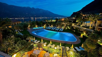 Piscina interna, piscina externa sazonal, guarda-sóis, espreguiçadeiras