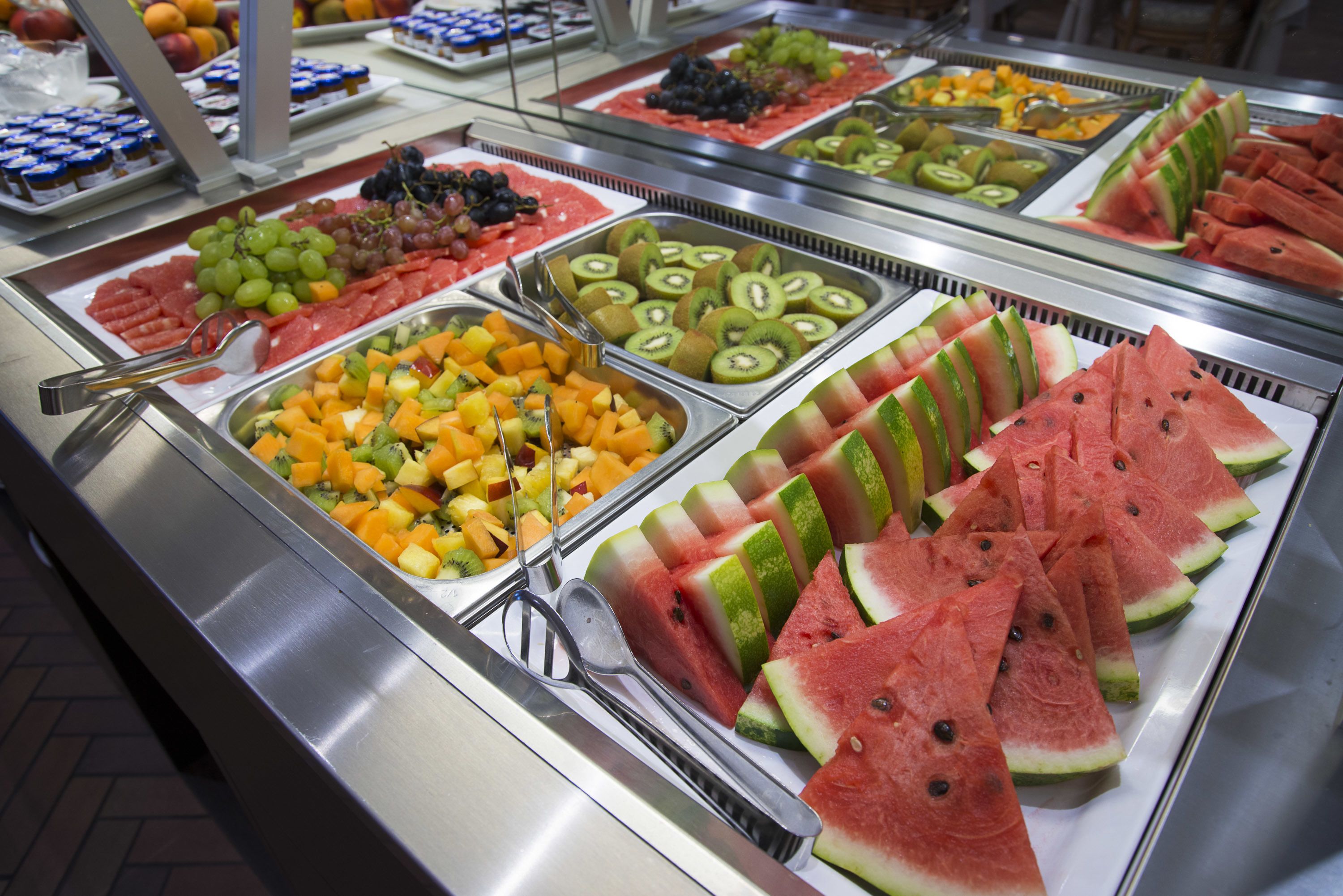 Un bufé con diversas frutas y verduras.
