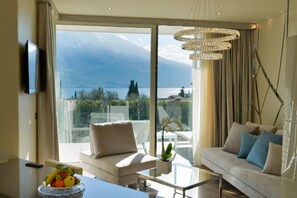 Deluxe Room, Lake View and Hot Tub | Minibar, in-room safe, desk, blackout drapes