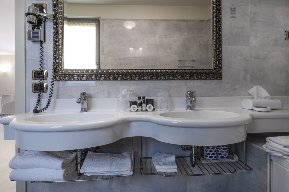 superior suite, partial lake view suite house | bathroom | combined shower/bathtub, jetted bath, free toiletries, hair dryer