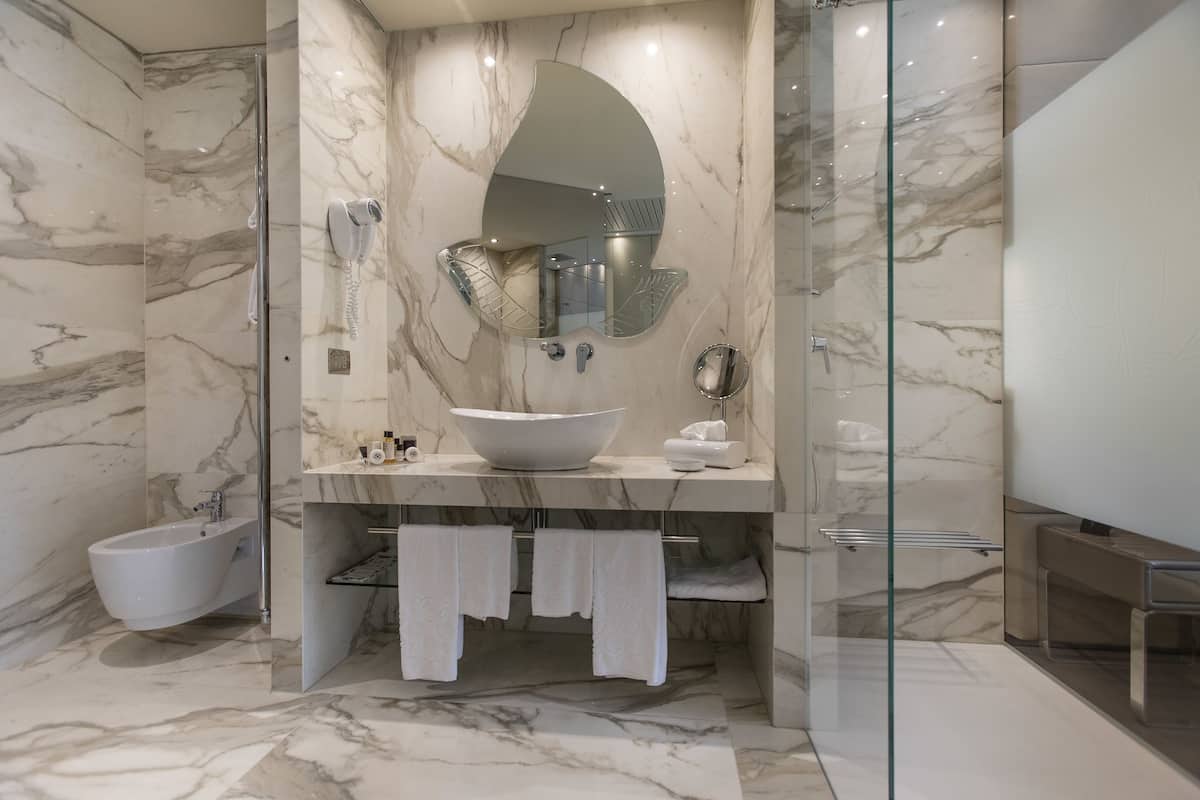 combined shower/bathtub, jetted bath, free toiletries, hair dryer