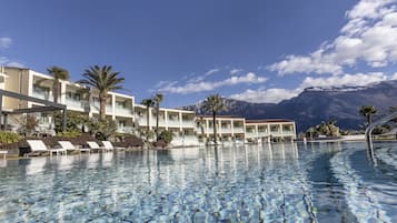 Una piscina techada, una piscina al aire libre de temporada, sombrillas