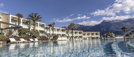 Una piscina cubierta, una piscina al aire libre de temporada, sombrillas