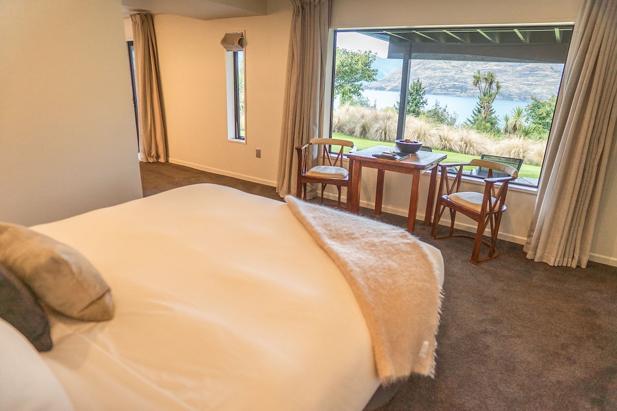 Premium bedding, down comforters, pillowtop beds, minibar