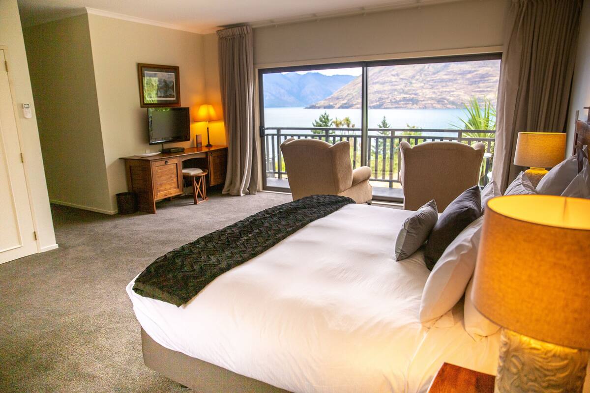 Premium bedding, down comforters, pillowtop beds, minibar