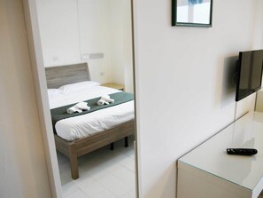 In-room safe, individually furnished, desk, free WiFi - Ostello Ave Gratia Plena - Hostel (Salerno)