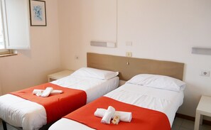 A hotel room with two beds, each with white linens and orange bedspreads. There are white nightstands with lamps, a painting on the wall, and a window with blinds. - Ostello Ave Gratia Plena - Hostel (Salerno)