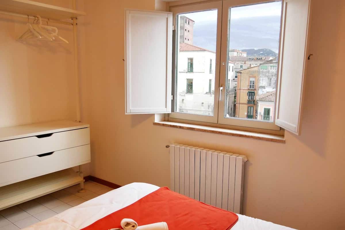 Chambre Double Confort, 1 lit double | Coffres-forts dans les chambres, ameublement personnalisé, bureau