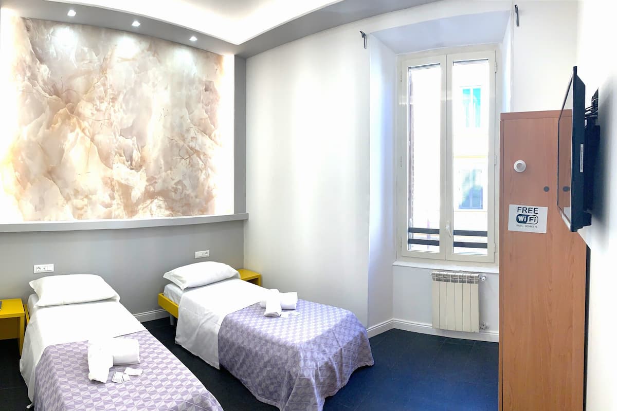 Habitación superior con 1 cama matrimonial o 2 individuales | Ropa de cama de alta calidad y caja de seguridad en la habitación