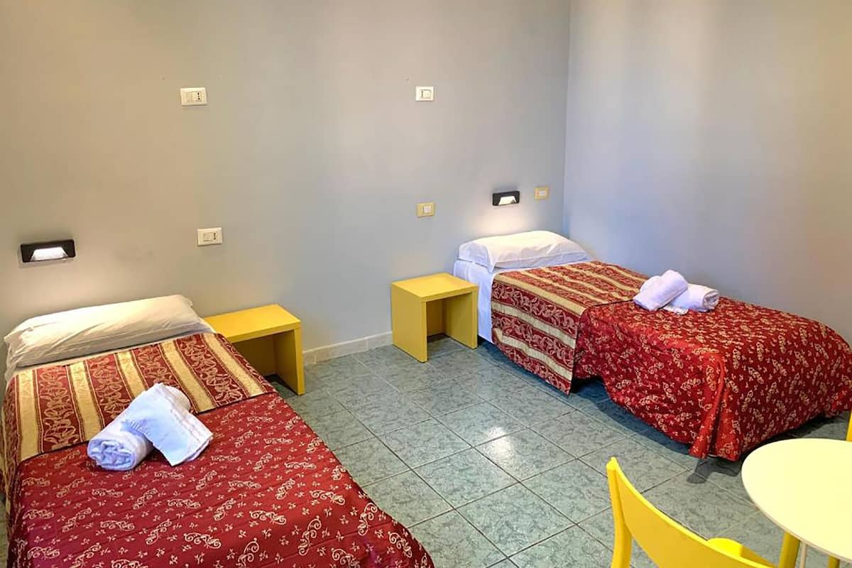 Habitación cuádruple Confort | Ropa de cama de alta calidad y caja de seguridad en la habitación
