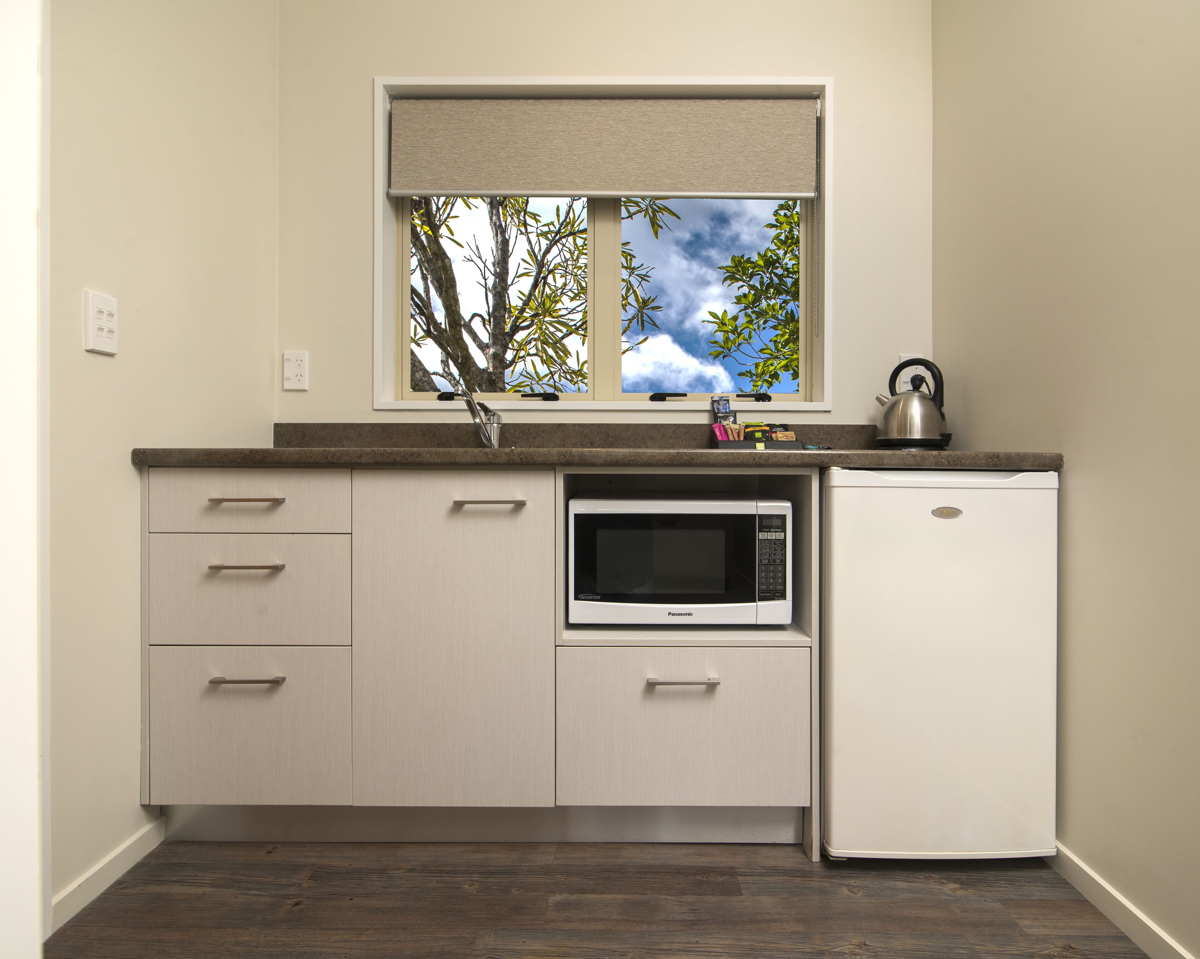 frond suite | private kitchenette | mini-fridge, microwave, coffee/tea maker, electric kettle