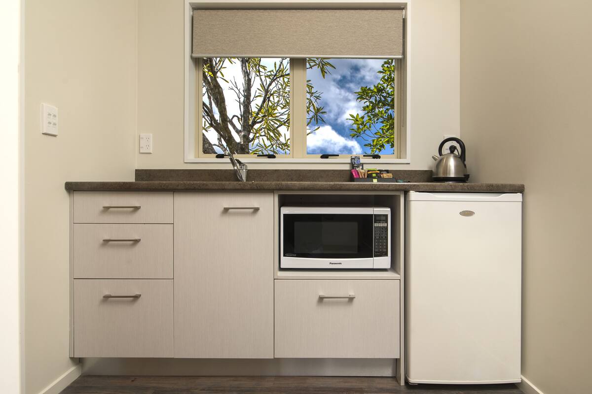frond suite | private kitchenette | mini-fridge, microwave, coffee/tea maker, electric kettle