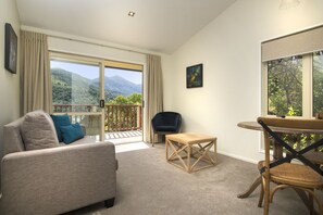 Suite, 1 habitación, vistas a la bahía, mirando al mar | Zona de estar