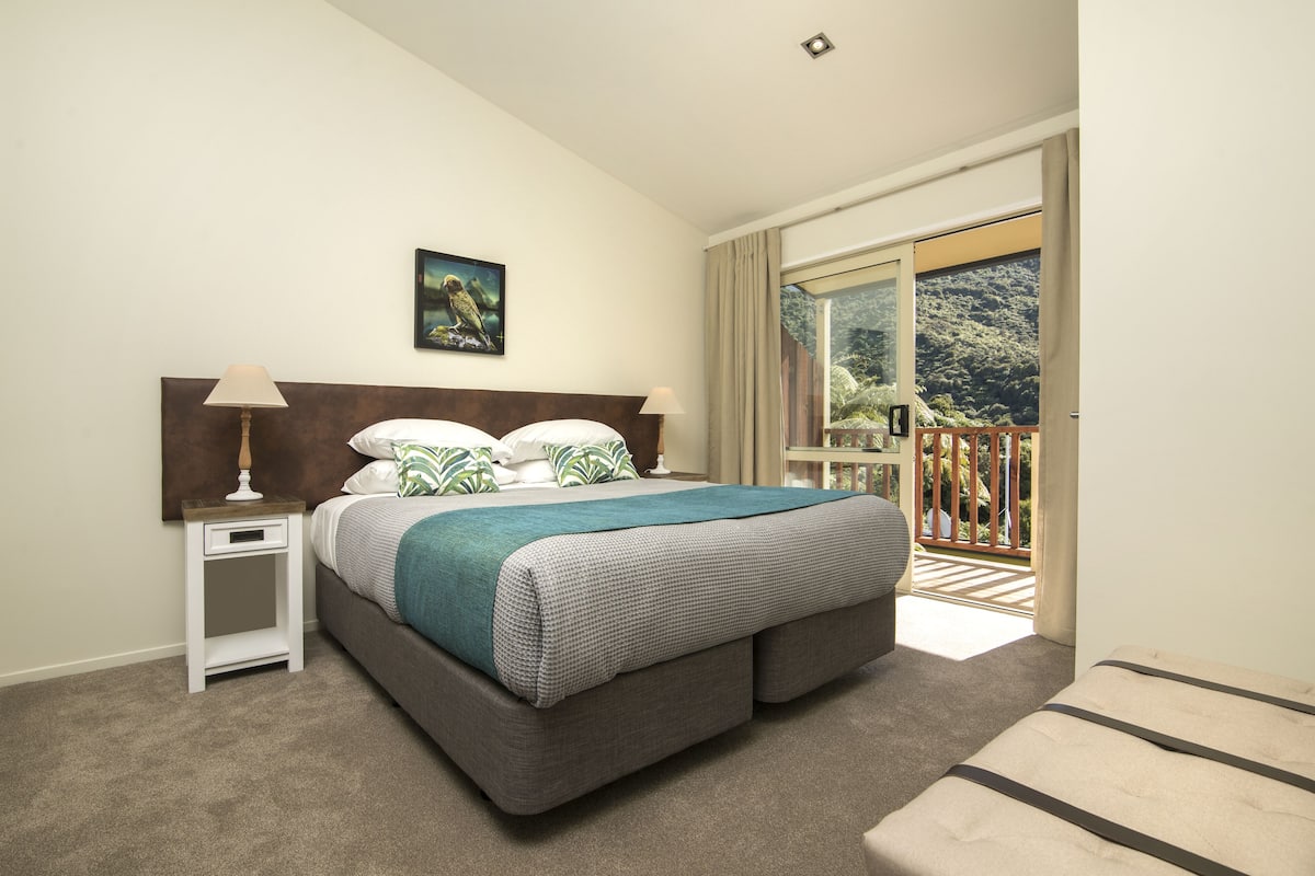 frond suite | 1 bedroom, bed sheets