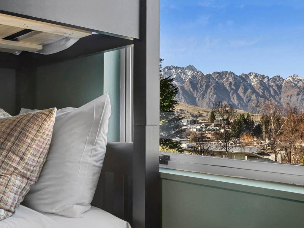 Superior Mountain View 1 Bedroom Unit | Free cribs/infant beds, free WiFi, bed sheets