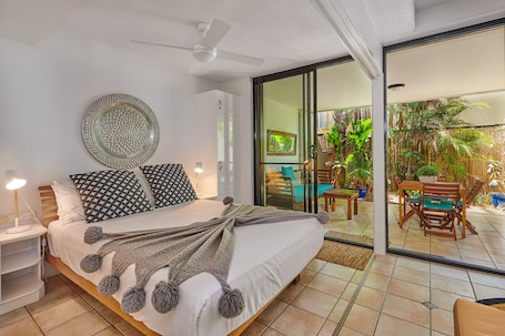 Televisión LCD, reproductor de DVD, estación para iPod