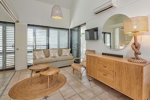 Standard Studio, 1 Queen Bed with Sofa bed (Schoolies not allowed) | Coin séjour | Télévision LCD, lecteur de DVD, station d'accueil iPod