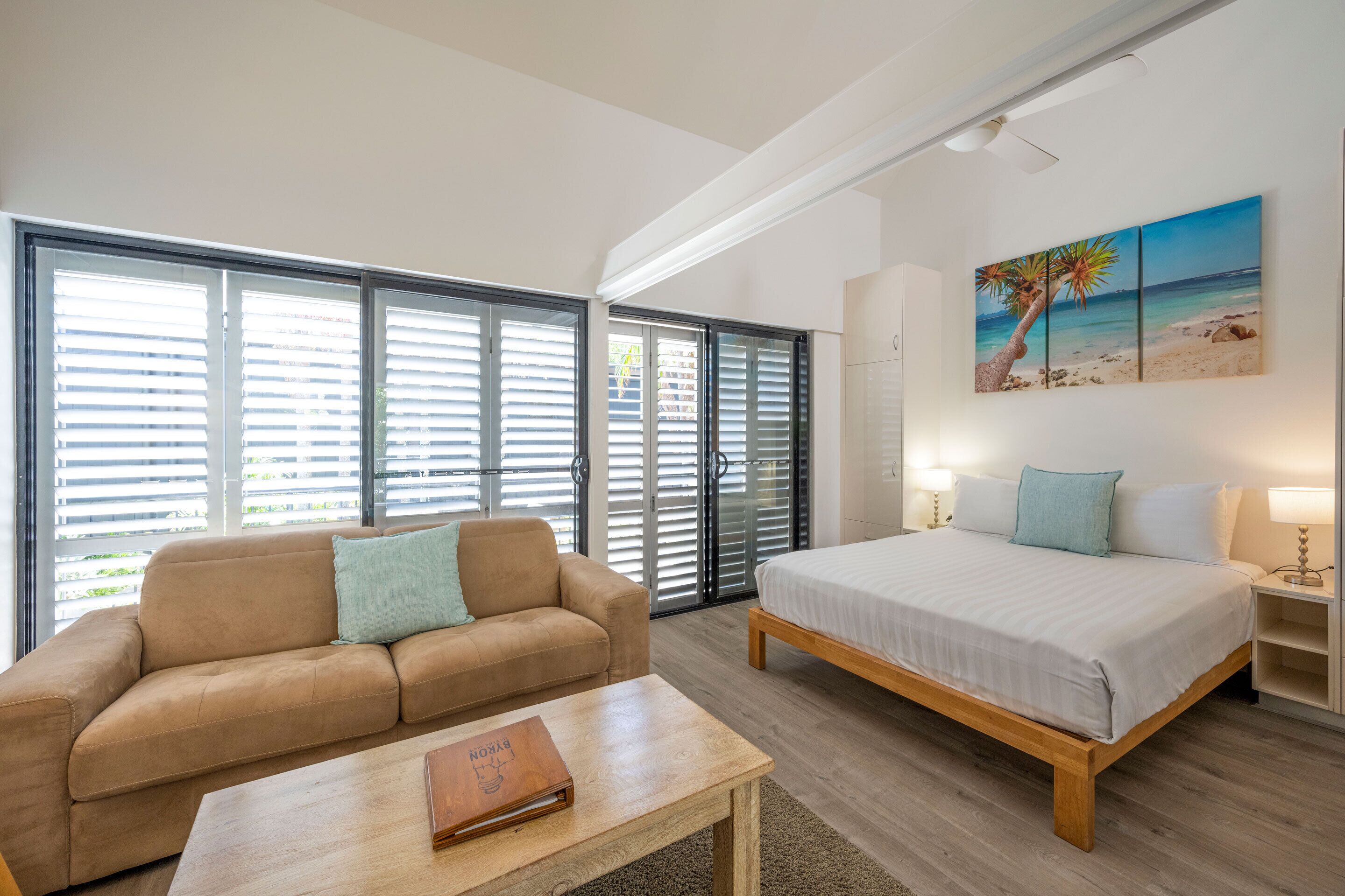 خزنة داخل الغرفة وبديكورات فريدة لكل غرفة ومكواة/لوح كي وواي فاي مجانًا