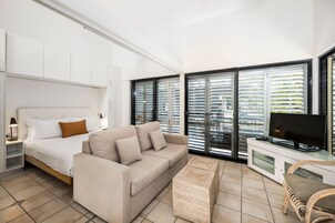 Habitación estándar, 1 cama de matrimonio, balcón | Zona de estar | Una televisión LCD, un reproductor de DVD