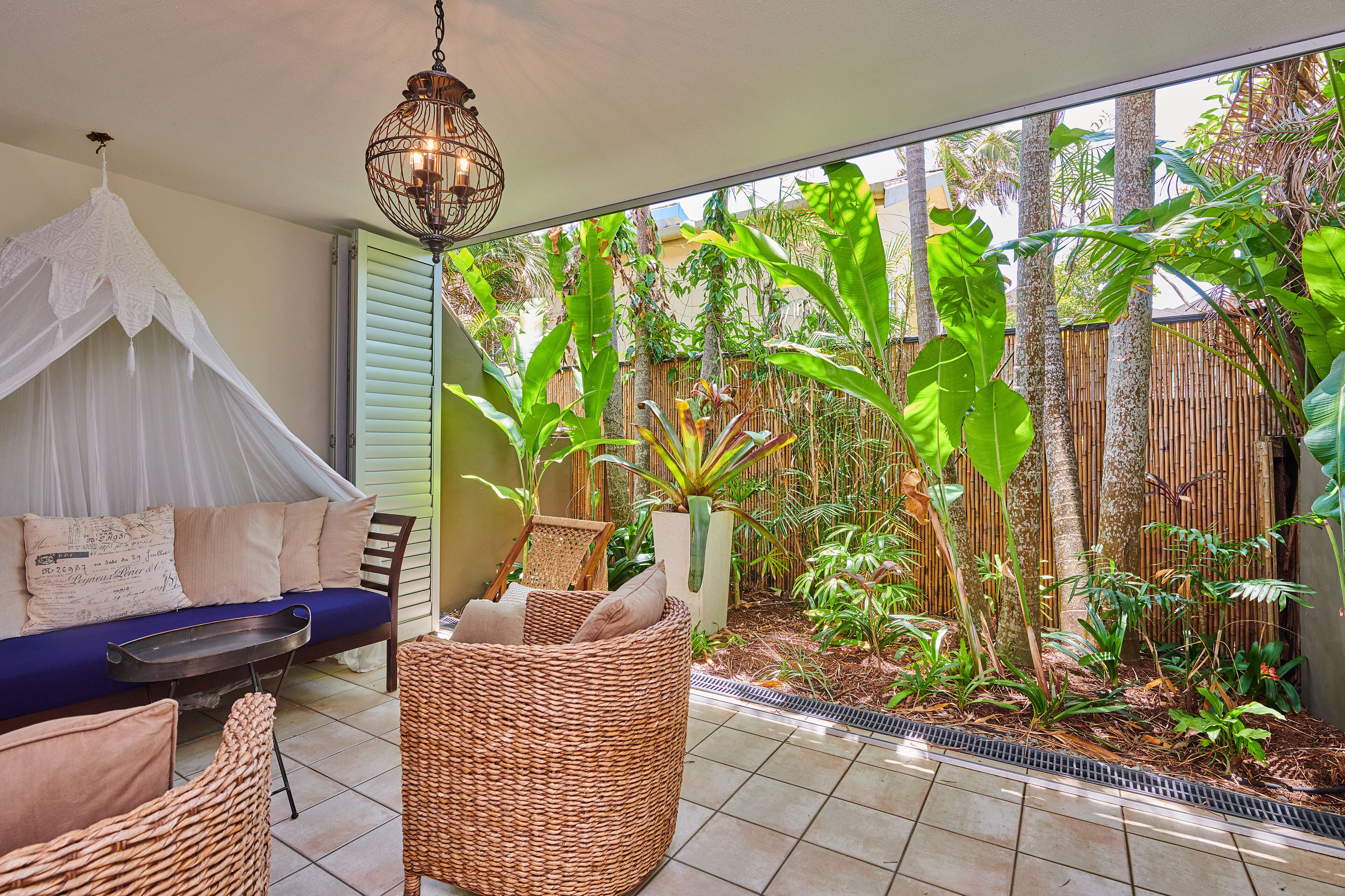 Standard Room, 1 Queen Bed, Courtyard Area | Terrace/patio