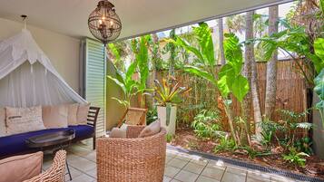 Standard Room, 1 Queen Bed, Courtyard Area | Terrace/patio