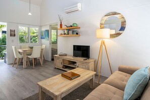 Rom – standard, 1 queensize-seng, balkong | Oppholdsområde | LCD-TV, DVD-spiller og iPod-dokkingstasjon