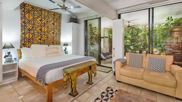 Standard Room, 1 Queen Bed, Courtyard Area | Living area