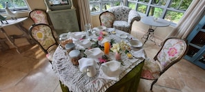 Breakfast area - The French Country House (Whakamarama)