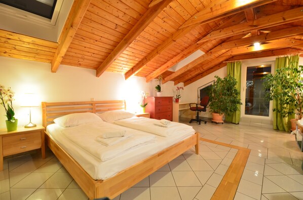 Deluxe Studio Suite, Terrace, Garden View (50€ cleaning fee on top of the rate) | Individually decorated, individually furnished, soundproofing