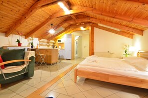 Deluxe studio suite, terras, uitzicht op tuin (50€ cleaning fee on top of the rate) | Individueel gedecoreerd, individueel gemeubileerd, geluiddichte muren