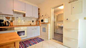 Apartment, 1 Schlafzimmer, Terrasse, Gartenblick | Eigene Küche | Kühlschrank, Mikrowelle, Herdplatte, Wasserkocher mit Kaffee-/Teezubehör